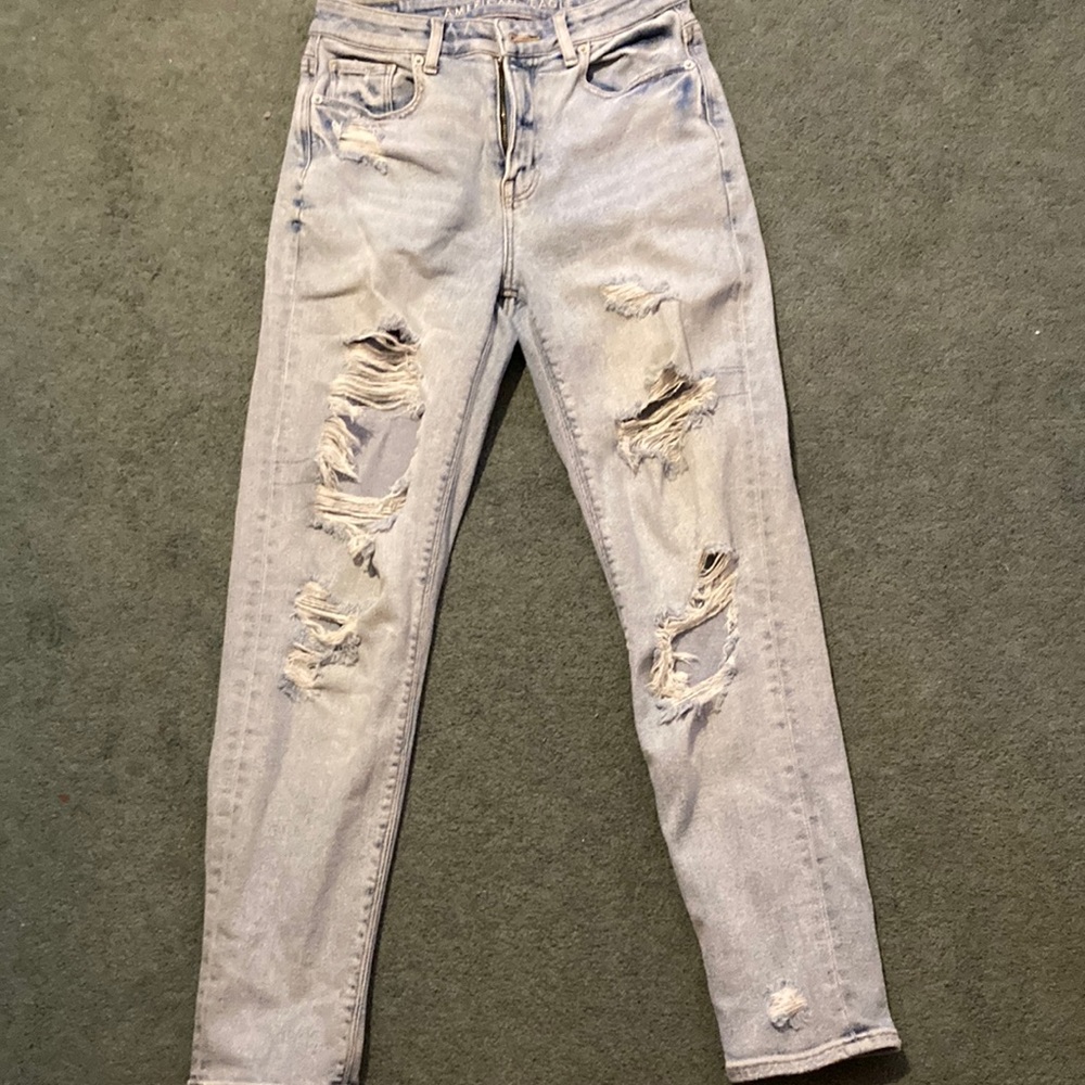 American Eagle Light wash distressed mom jeans